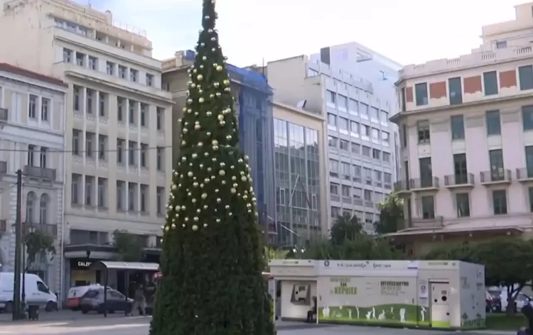Απίστευτο, έκλεψαν τα μισά στολίδια του χριστουγεννιάτικου δέντρου στην πλατεία Κλαυθμώνος