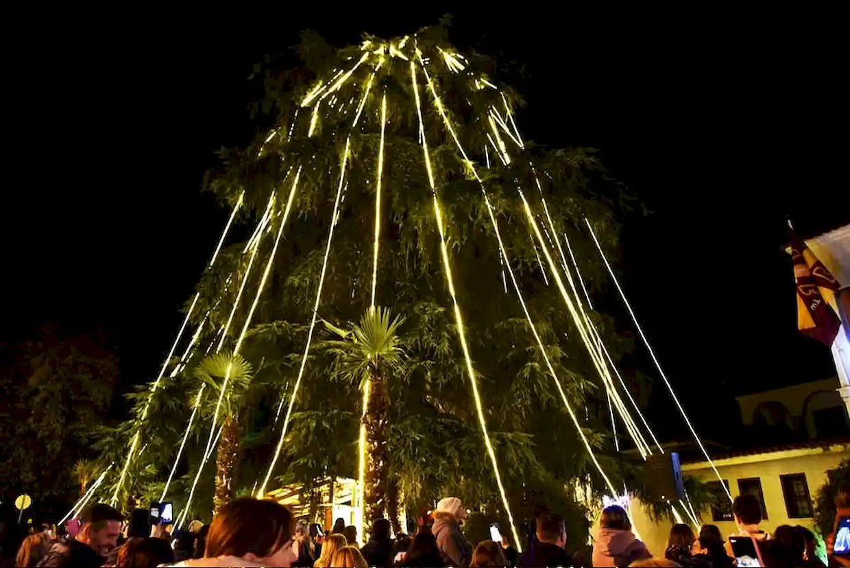 Γιορτινή ατμόσφαιρα στο Μητροπολιτικό Μέγαρο Κατερίνης με το άναμμα του χριστουγεννιάτικου δέντρου 