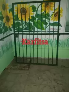 Κατερίνη: Γονείς ξεσπούν για την πτώση σιδερένιας πόρτας δίπλα από μαθητές σε σχολείο Κατερίνη: Τρόμος για μαθητές δημοτικού – Κατέρρευσε σιδερένια πόρτα την ώρα που έφευγαν απ’ το σχολείο! (εικόνες)