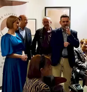 Με γαλάζια κορδέλα στο πέτο και «μουστάκι» ο Φώντας Μπαραλιάκος στην ενημέρωση για τον καρκίνο του προστάτη