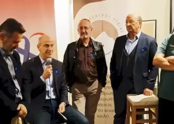 Με γαλάζια κορδέλα στο πέτο και «μουστάκι» ο Φώντας Μπαραλιάκος στην ενημέρωση για τον καρκίνο του προστάτη