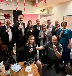 Με γαλάζια κορδέλα στο πέτο και «μουστάκι» ο Φώντας Μπαραλιάκος στην ενημέρωση για τον καρκίνο του προστάτη