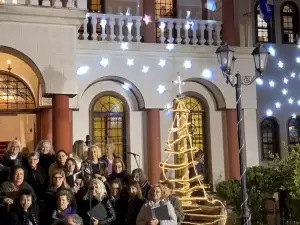 Η Μητρόπολη Κατερίνης φωταγώγησε το δικό της χριστουγεννιάτικο δέντρο (εικόνες) Η Μητρόπολη Κατερίνης φωταγώγησε το δικό της χριστουγεννιάτικο δέντρο (εικόνες)