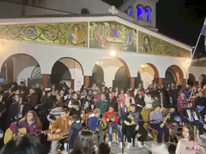 Η Μητρόπολη Κατερίνης φωταγώγησε το δικό της χριστουγεννιάτικο δέντρο (εικόνες) Η Μητρόπολη Κατερίνης φωταγώγησε το δικό της χριστουγεννιάτικο δέντρο (εικόνες)