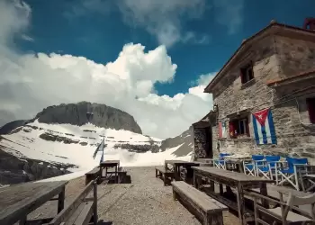 Όλυμπος: Ζευγάρι Αυστριακών ανέβηκε στην κορυφή του βουνού και έφυγαν με αλεξίπτωτο πλαγιάς Τα καταφύγια άνοιξαν