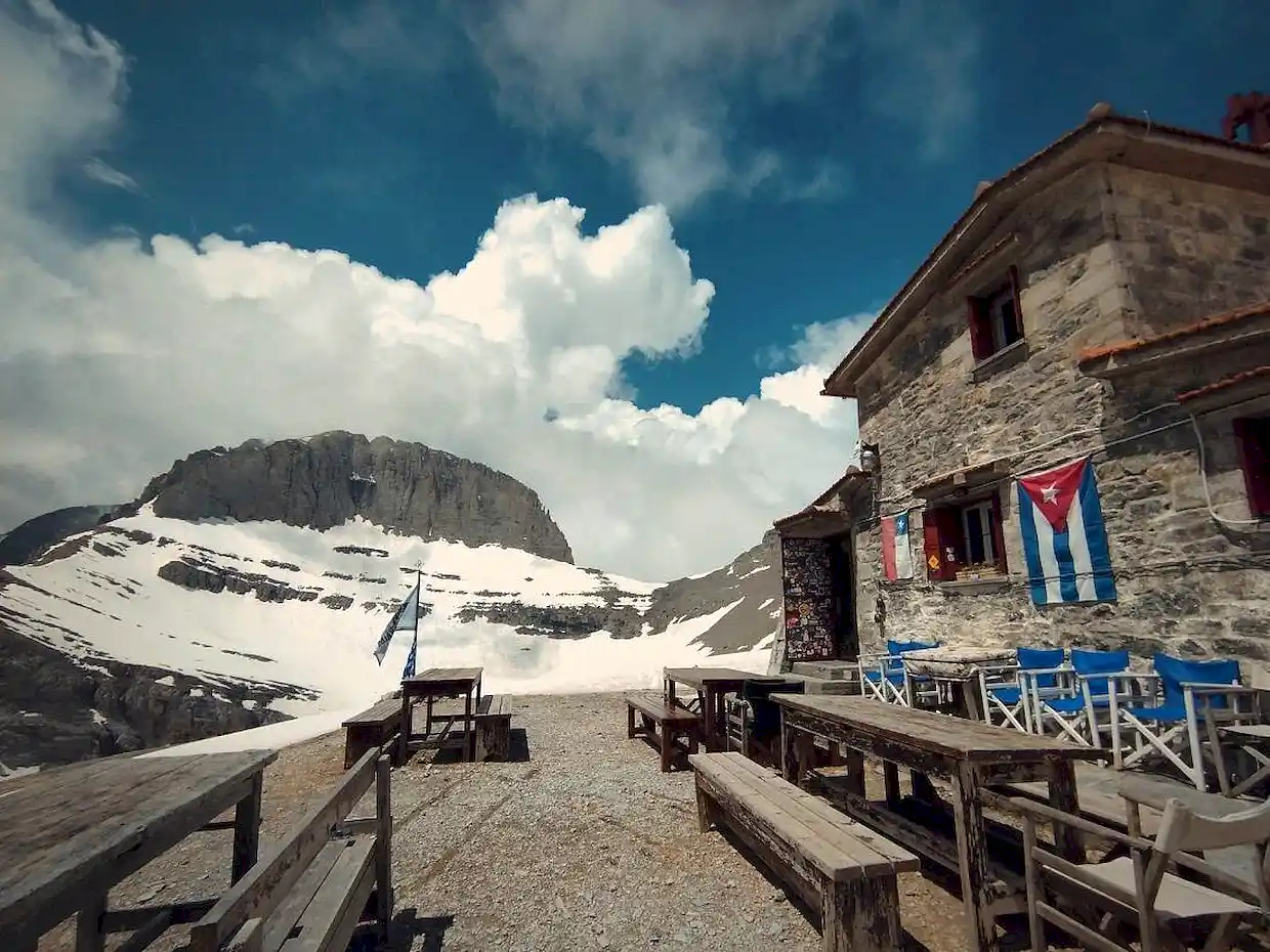 Όλυμπος: Ζευγάρι Αυστριακών ανέβηκε στην κορυφή του βουνού και έφυγαν με αλεξίπτωτο πλαγιάς Τα καταφύγια άνοιξαν