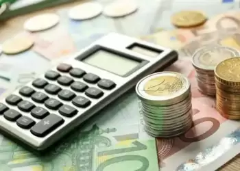 Πόσο «μέσα μπαίνουν» οι Έλληνες το μήνα; Πόσο «μέσα μπαίνουν» οι Έλληνες το μήνα;