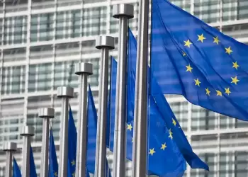 Πρόβλεψη της Kομισιόν: Μεγαλύτερη ανάπτυξη στην Ελλάδα σε σχέση με την ευρωζώνη τα επόμενα δυο χρόνια