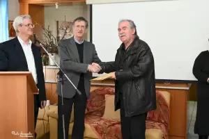 Στον Κολινδρό Πιερίας τιμούν τον Κώστα Χειμωνίδη. Στον Κολινδρό Πιερίας τιμούν τον Κώστα Χειμωνίδη.