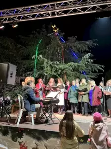 Χριστουγεννιάτικη ατμόσφαιρα στο Αιγίνιο Χριστουγεννιάτικη ατμόσφαιρα στο Αιγίνιο