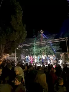 Χριστουγεννιάτικη ατμόσφαιρα στο Αιγίνιο Χριστουγεννιάτικη ατμόσφαιρα στο Αιγίνιο