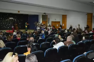 Η Χριστουγεννιάτικη γιορτή του 15ου Δημοτικού Σχολείου Κατερίνης Η Χριστουγεννιάτικη γιορτή του 15ου Δημοτικού Σχολείου Κατερίνης