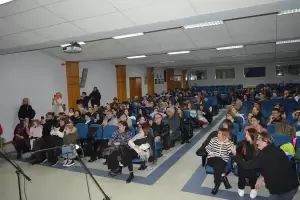 Η Χριστουγεννιάτικη γιορτή του 15ου Δημοτικού Σχολείου Κατερίνης Η Χριστουγεννιάτικη γιορτή του 15ου Δημοτικού Σχολείου Κατερίνης