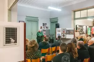 Εγκαίνια ομαδικής εικαστικής έκθεσης – Οι εικαστικοί τίμησαν τη Λίνα Γιαμούζη