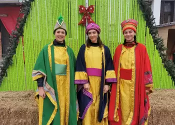 Ένα Χριστουγεννιάτικο έλατο από 186.000 πλαστικά καπάκια αναψυκτικών