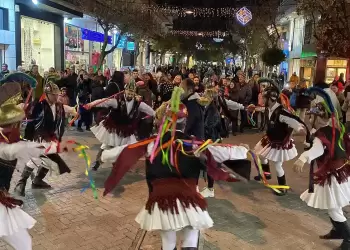 Κατερίνη: Οι Μωμόγεροι της Ποντιακής Θεατρικής Σκηνής Πιερίας παρουσίασαν το δρώμενο στον πεζόδρομο της πόλης.