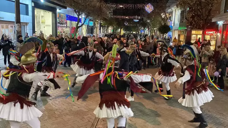 Κατερίνη: Οι Μωμόγεροι της Ποντιακής Θεατρικής Σκηνής Πιερίας παρουσίασαν το δρώμενο στον πεζόδρομο της πόλης. Κατερίνη: Οι Μωμόγεροι της Ποντιακής Θεατρικής Σκηνής Πιερίας παρουσίασαν το δρώμενο στον πεζόδρομο της πόλης.