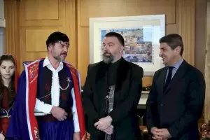 Κρητικά και ποντιακά  κάλαντα έψαλαν στον Υπουργό Αγροτικής Ανάπτυξης και Τροφίμων Λευτέρη Αυγενάκη