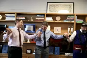 Κρητικά και ποντιακά  κάλαντα έψαλαν στον Υπουργό Αγροτικής Ανάπτυξης και Τροφίμων Λευτέρη Αυγενάκη