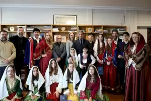 Κρητικά και ποντιακά  κάλαντα έψαλαν στον Υπουργό Αγροτικής Ανάπτυξης και Τροφίμων Λευτέρη Αυγενάκη