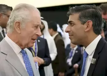 Με «ελληνική» γραβάτα ο Κάρολος μετά το διπλωματικό φάουλ του Σούνακ