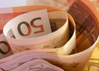 Μπαράζ πληρωμών: Πότε πάμε ταμείο για δώρα, επιδόματα και συντάξεις