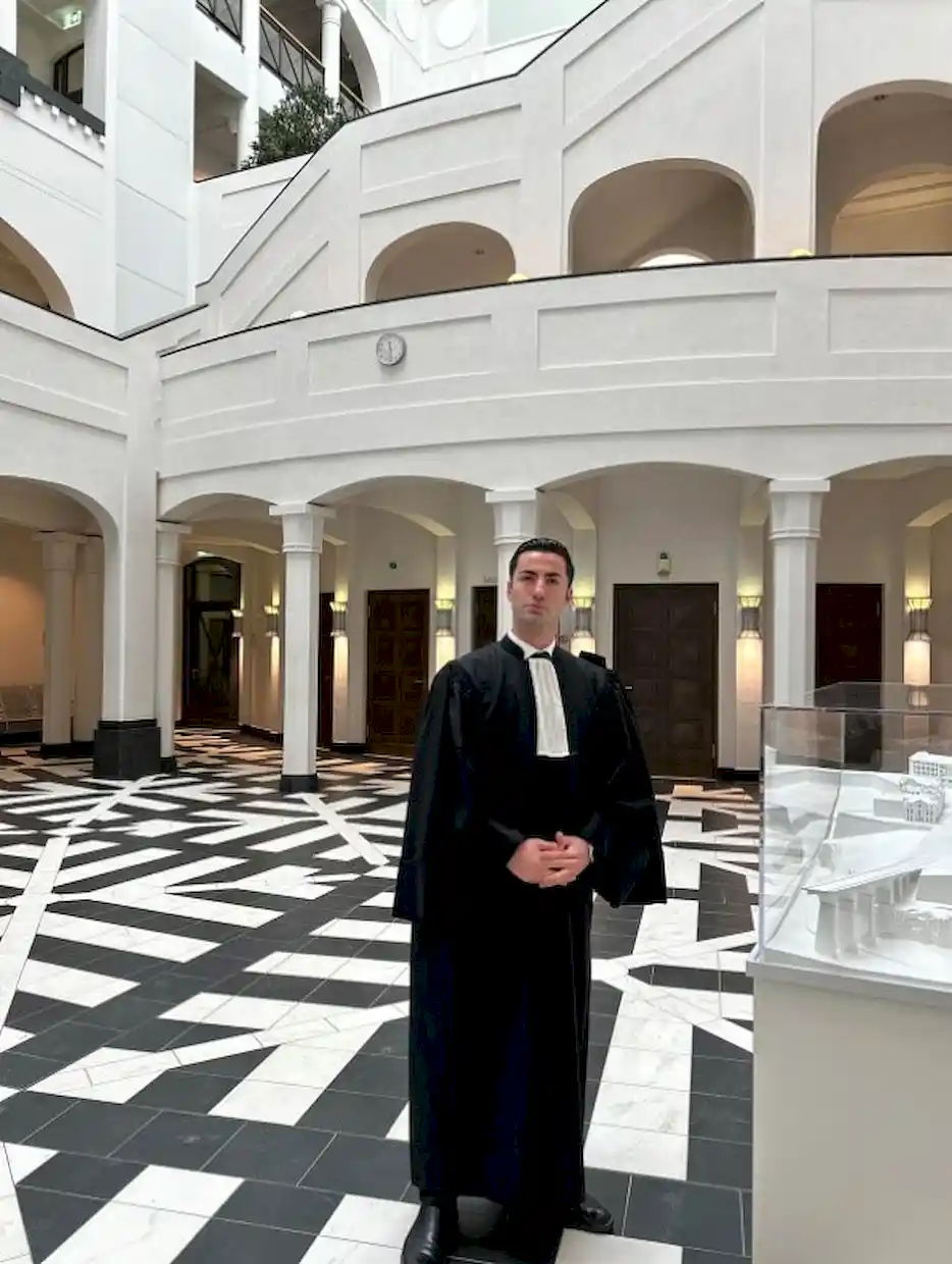 Ορκίστηκε δικηγόρος στο Λουξεμβούργο και πήρε το μεταπτυχιακό του στο LSE Ορκίστηκε δικηγόρος στο Λουξεμβούργο και πήρε το μεταπτυχιακό του στο Lse