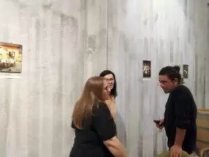 Τάνια Δούλαλα – Έκθεση φωτογραφίας: Ένας διάλογος εικόνων και λέξεων στον Olympus Wines Tasting Room στο Λιτόχωρο