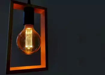 Τιμολόγια ρεύματος: Πράσινα, μπλε, κίτρινα και πορτοκαλί – Στη ΔΕΗ η χαμηλότερη τιμή ανά κιλοβατώρα