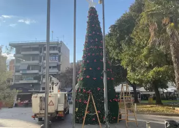 Το Χριστουγεννιάτικο Δέντρο της Πόλης Στήθηκε στην Πλατεία Ελευθερίας