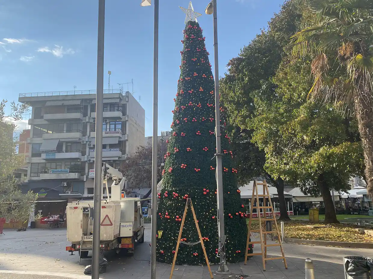 Το Χριστουγεννιάτικο Δέντρο της Πόλης Στήθηκε στην Πλατεία Ελευθερίας