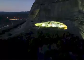 «Το μάτι του Θεού» – Η εντυπωσιακή φάτνη των Μετεώρων (βίντεο)