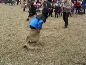 Τσουβαλοδρομίες στο Χριστουγεννιάτικο Χωριό Κατερίνης