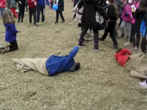 Τσουβαλοδρομίες στο Χριστουγεννιάτικο Χωριό Κατερίνης