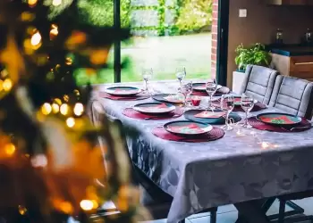 Βαθύτερα το χέρι στην τσέπη θα βάλουν τα νοικοκυριά για το χριστουγεννιάτικο τραπέζι Βαθύτερα το χέρι στην τσέπη θα βάλουν τα νοικοκυριά για το χριστουγεννιάτικο τραπέζι