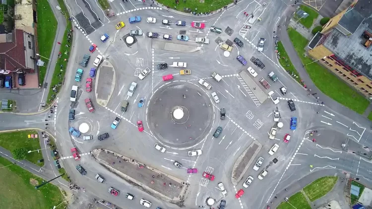 Magic Roundabout: Ο πιο περίπλοκος κυκλικός κόμβος στον πλανήτη – Πώς λειτουργεί (βίντεο)