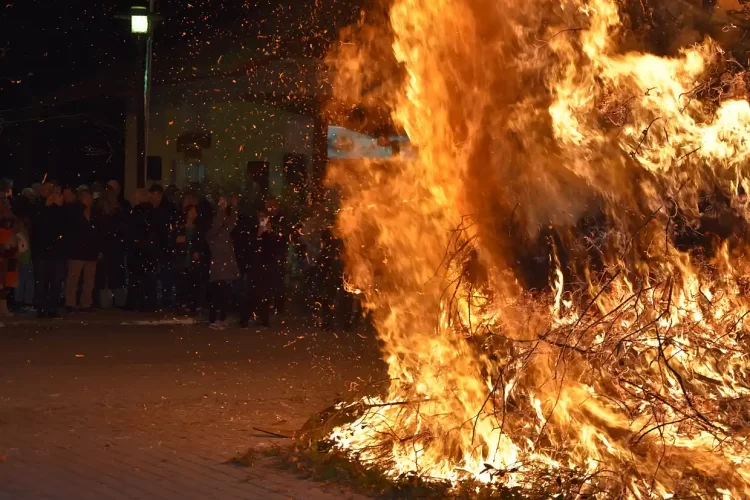 Δήμος Κατερίνης: Αναβίωσε το “Κάψιμο του Καλικάvτζαρου” στον Άνω Άη Γιάννη & στη Σεβαστή
