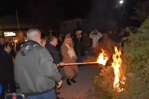 Δήμος Κατερίνης: Αναβίωσε το “Κάψιμο του Καλικάvτζαρου” στον Άνω Άη Γιάννη & στη Σεβαστή