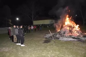 Δήμος Κατερίνης: Αναβίωσε το “Κάψιμο του Καλικάvτζαρου” στον Άνω Άη Γιάννη & στη Σεβαστή