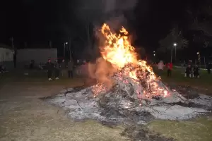 Δήμος Κατερίνης: Αναβίωσε το “Κάψιμο του Καλικάvτζαρου” στον Άνω Άη Γιάννη & στη Σεβαστή