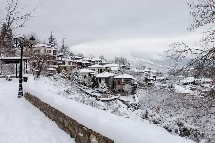 Έκτακτο δελτίο επιδείνωσης καιρού – «Βουτιά» στη θερμοκρασία, πού θα χιονίσει