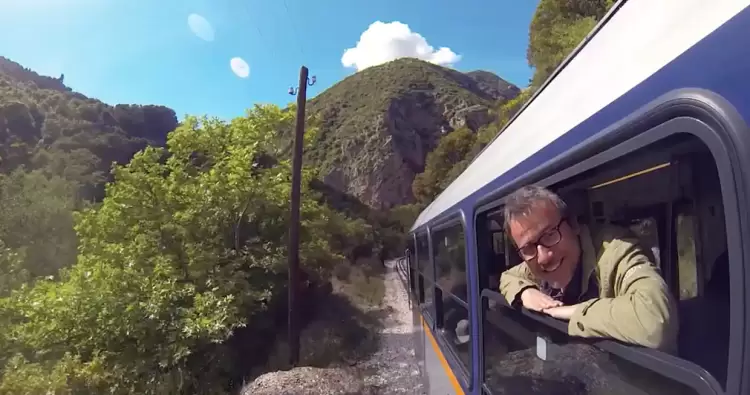 Φωτιά εκδηλώθηκε και έκαψε ξερά χόρτα στο πρανές του επαρχιακού δρόμου Λιτοχώρου – Νέας Εφέσου