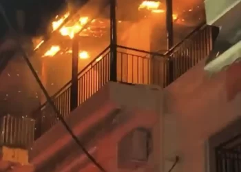 Κατερίνη: Μεγάλη φωτιά στην περιοχή Αστικά – Καταστράφηκε ο 3ος όροφος πολυκατοικίας (εικόνες)