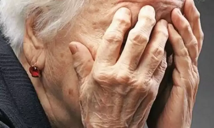 Κατερίνη: Πέταξε 4.000 ευρώ από το μπαλκόνι γιατί της είπαν ότι συγγενής της χρειαζόταν χρήματα