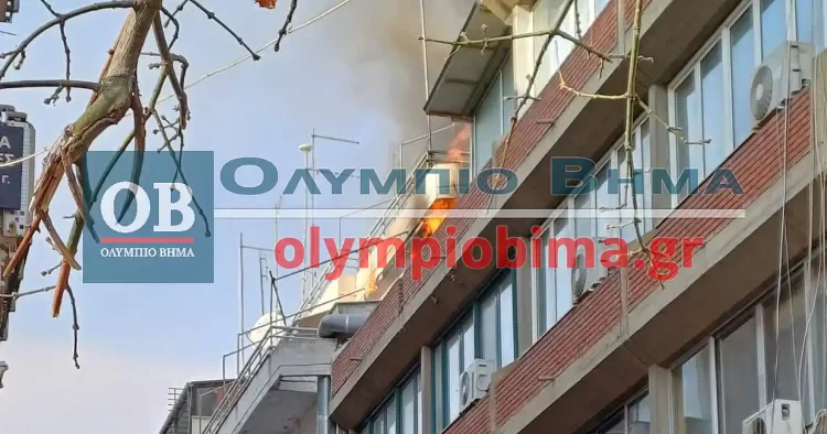 Κατερίνη: Τώρα – Πυκνός καπνός σε ταράτσα κτηρίου στο κέντρο της πόλης (βίντεο & εικόνες)