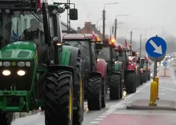 Η Κομισιόν ρίχνει τους τόνους: Να επιτραπεί στους αγρότες της ΕΕ να παρεκκλίνουν για ένα έτος από ορισμένους γεωργικούς κανόνες