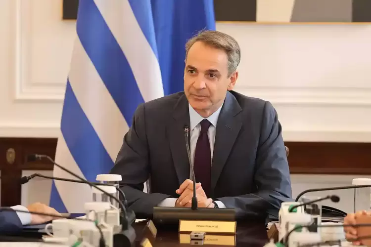 Ομόφυλα ζευγάρια: Τι θα προβλέπει το νομοσχέδιο για γάμο και τεκνοθεσία – «Όχι» στην απόκτηση παιδιού μέσω παρένθετης μητέρας