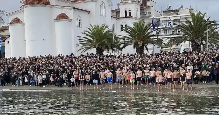 Θεοφάνεια: Ο ελληνισμός γιορτάζει σε όλη την οικουμένη τη μεγάλη γιορτή της Χριστιανοσύνης Παραλία Κατερίνης – Θεοφάνεια: Ο καθαγιασμός των υδάτων (εικόνες & βίντεο)