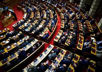 Πέρασε η επιστολική ψήφος στις ευρωεκλογές – aπορρίφθηκε η τροπολογία Κεραμέως για τις εθνικές