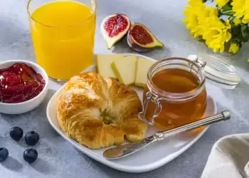 Τι αλλάζει στο… πρωινό μας – Νέοι κανόνες για μέλι, μαρμελάδες και χυμούς από την ΕΕ